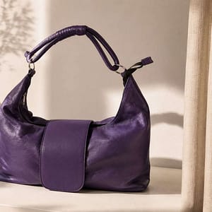 BOLSO MORADO DE CUERO ELEGANTE