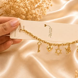 PULSERA DE ACERO DORADA CON DIJES