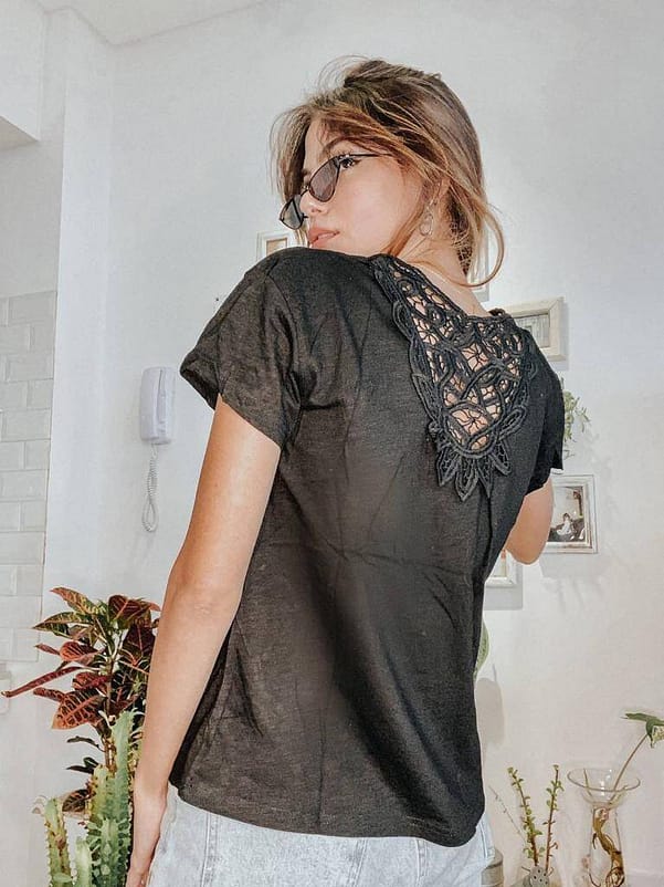 BLUSA NEGRA YUE CON ENCAJE EN LA ESPALDA TALLA M